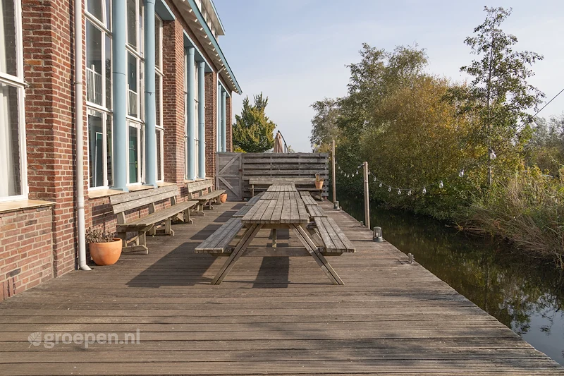 Groepsaccommodatie-Vinkeveen-vin-1359, terras, picknicktafels aan het water Groepsaccommodatie-Vinkeveen-vin-1359, terras, picknicktafels aan het water