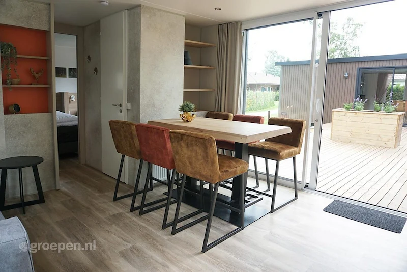 Groepsaccommodatie- Nederland-Voorthuizen- 24-personen-VTH-3348.jpg, hoge eettafel met stoelen