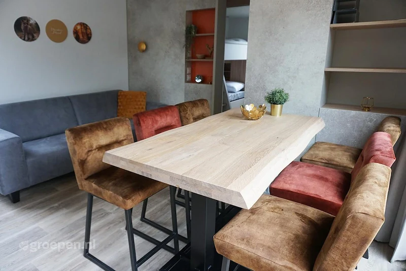 Groepsaccommodatie- Nederland-Voorthuizen- 24-personen-VTH-3348.jpg, woonkamer met bank en tafel en stoelen 