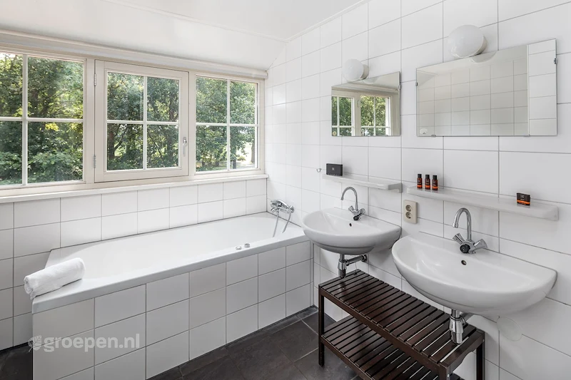 groepsaccommodatie-Nederland-14personen-Hogehexel-HGX-3354--005.jpg, badkamer met bad groepsaccommodatie-Nederland-14personen-Hogehexel-HGX-3354--005.jpg, badkamer met bad