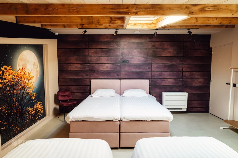 Groepsaccommodatie-Nederland-Noordwijkerhout-8 personen-NKH-5056-22.jpg, Slaapkamer 1 tweepersoonsbed & 2 eenpersoonsbedden