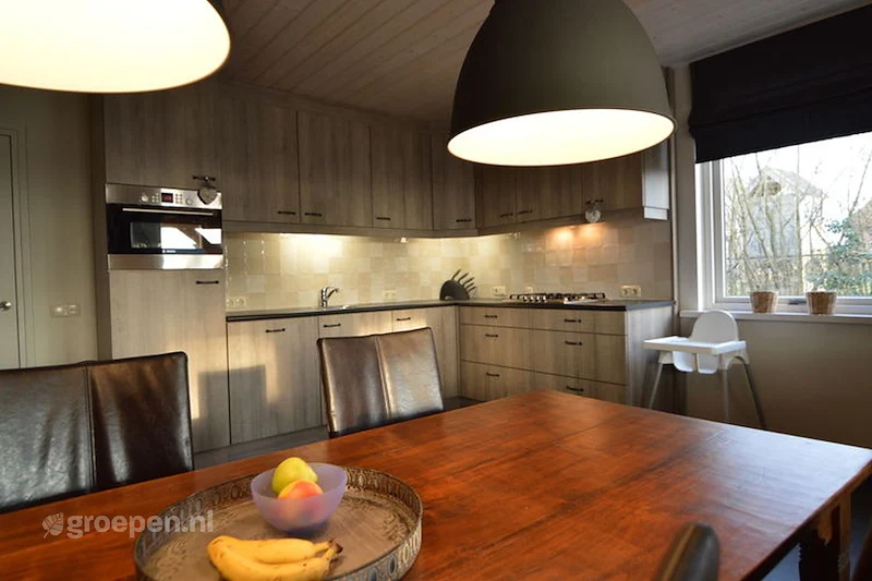groepsaccommodatie-Nederland-12personen-Oploot-OPO-4756--003.jpg, keuken met eettafel en stoelen