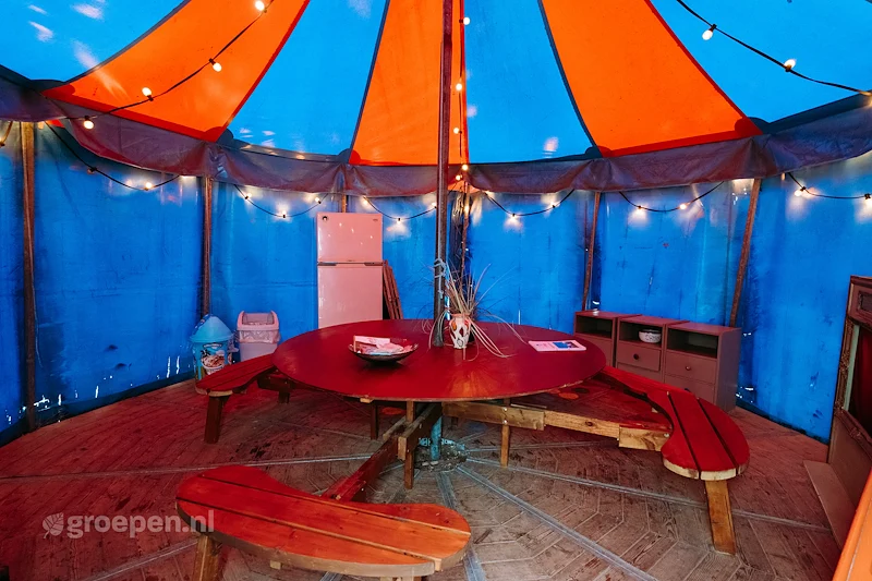 Groepsaccommodatie Nieuwpoort 12 personen Belgie, tent met ronde tafel Groepsaccommodatie Nieuwpoort 12 personen Belgie, tent met ronde tafel