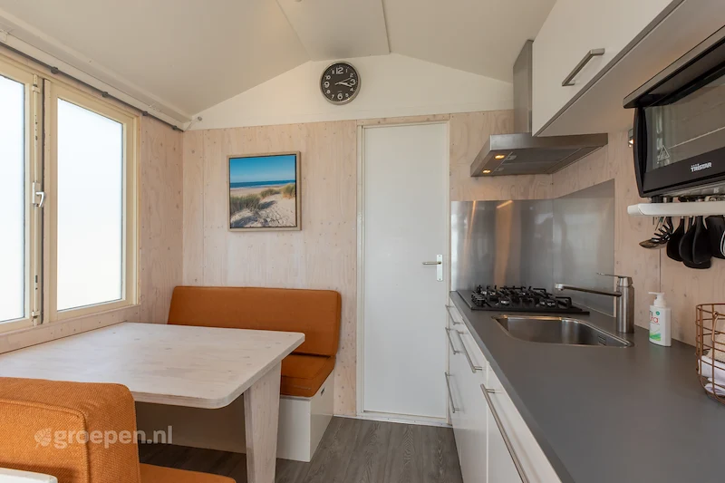 Groepsaccommodatie Dishoek Nederland voor 6 personen DIS-1040, eettafel met banken Groepsaccommodatie Dishoek Nederland voor 6 personen DIS-1040, eettafel met banken
