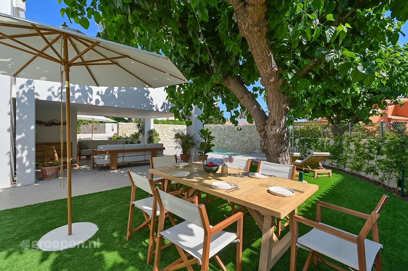 Groepsaccommodatie-Spanje-CostaBlanca-14personen-AGU-216101.jpg, parasol boven de eettafel