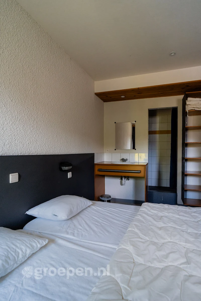 groepsaccommodatie-Belgie-45 personen-Buret-BUR-3061--061.jpg, Slaapkamer met aangrenzende badkamer groepsaccommodatie-Belgie-45 personen-Buret-BUR-3061--061.jpg, Slaapkamer met aangrenzende badkamer