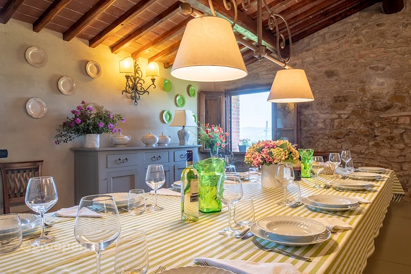 groepsaccommodatie-Italie-Bucine-20-personen-RAP-2622-DG.jpg, eettafel me stoelen