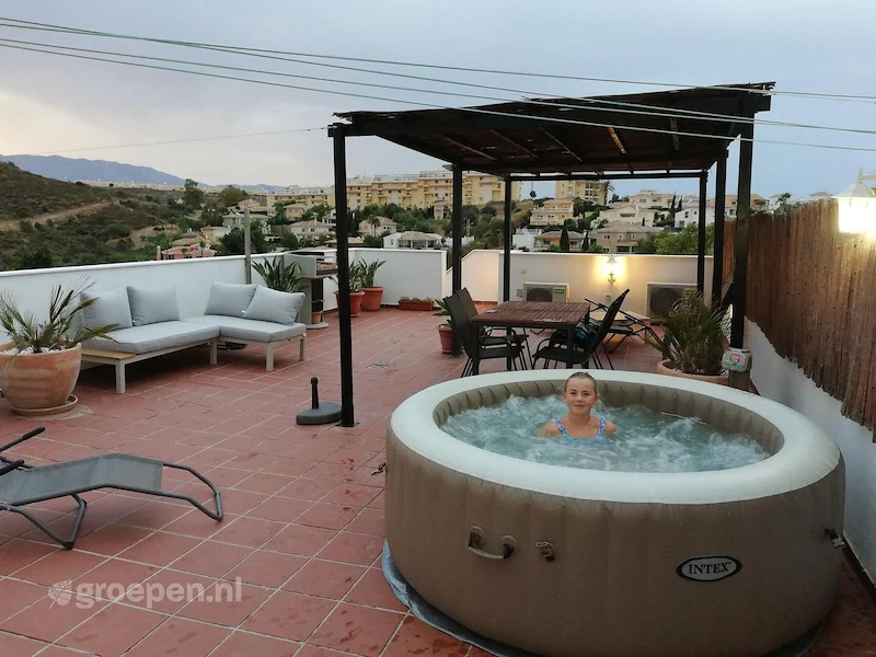 groepsaccommodatie-Spanje-Miraflores-MIR-901108.jpg, overdekt terras, loungeset, opblaasbare whirlpool groepsaccommodatie-Spanje-Miraflores-MIR-901108.jpg, overdekt terras, loungeset, opblaasbare whirlpool