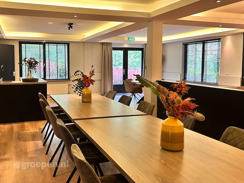 groepsaccommodatie-Nederland-Berg_en_Dal-BER-329-09.jpg, lange eettafel met stoelen groepsaccommodatie-Nederland-Berg_en_Dal-BER-329-09.jpg, lange eettafel met stoelen