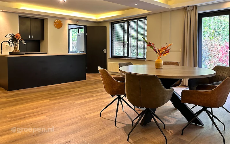 groepsaccommodatie-Nederland-Berg_en_Dal-BER-329-09.jpg, keuken met ronde eettafel groepsaccommodatie-Nederland-Berg_en_Dal-BER-329-09.jpg, keuken met ronde eettafel