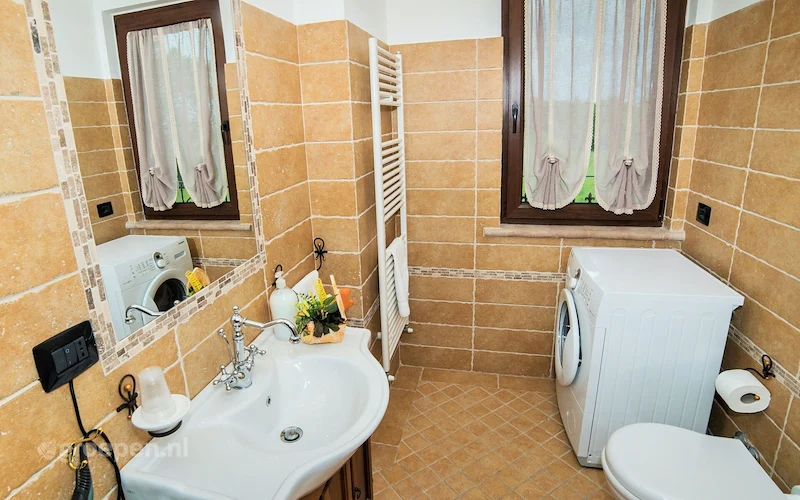 Groepsaccommodatie-Italie-Montefiascone-22-personen-MON-1414.jpg, badkamer met wc, douche, wastafel