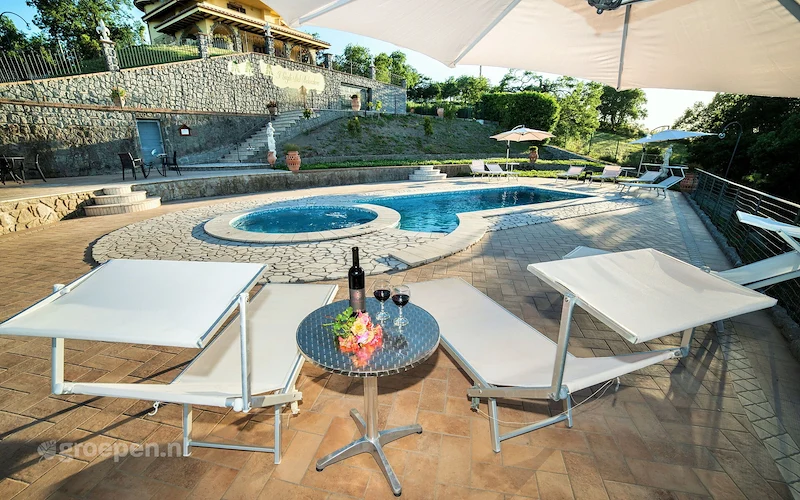 Groepsaccommodatie-Italie-Montefiascone-22-personen-MON-1414.jpg, zwembad met ligbedden