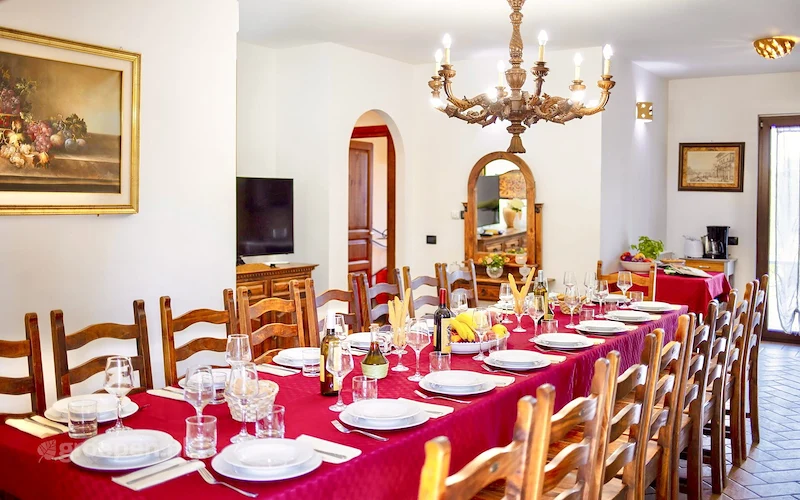 Groepsaccommodatie-Italie-Montefiascone-22-personen-MON-1414.jpg, lange eettafel met stoelen