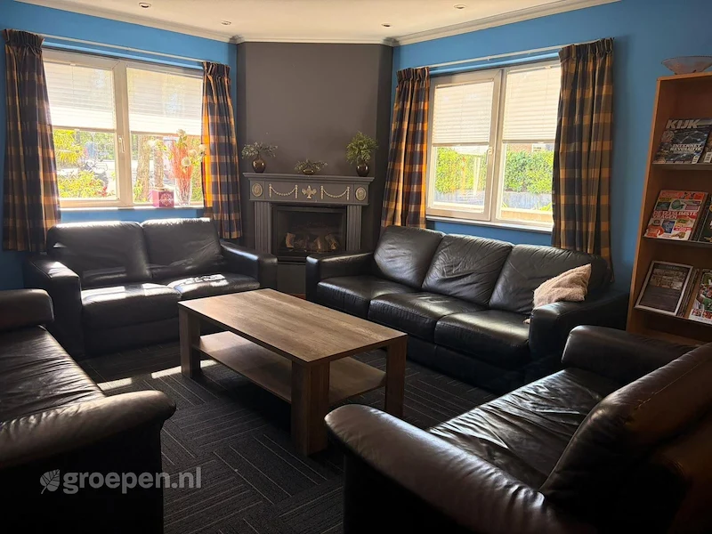 Groepsaccommodatie-Nederland-Groesbeek-35 personen-BER-108-11.jpg, Woonkamer banken