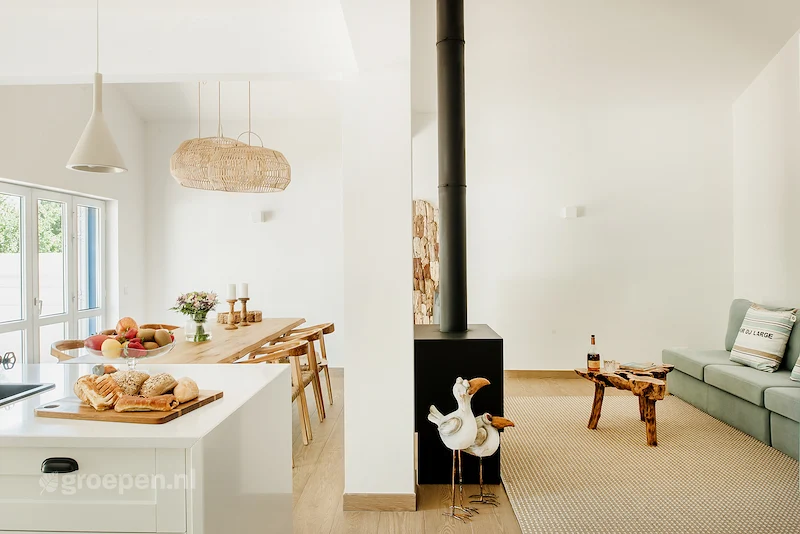 Groepsaccommodatie-Portugal-VilaNovaDeCacela-13personen _ VNC-5061--02.jpg, Woonkamer met zitbank en eettafel