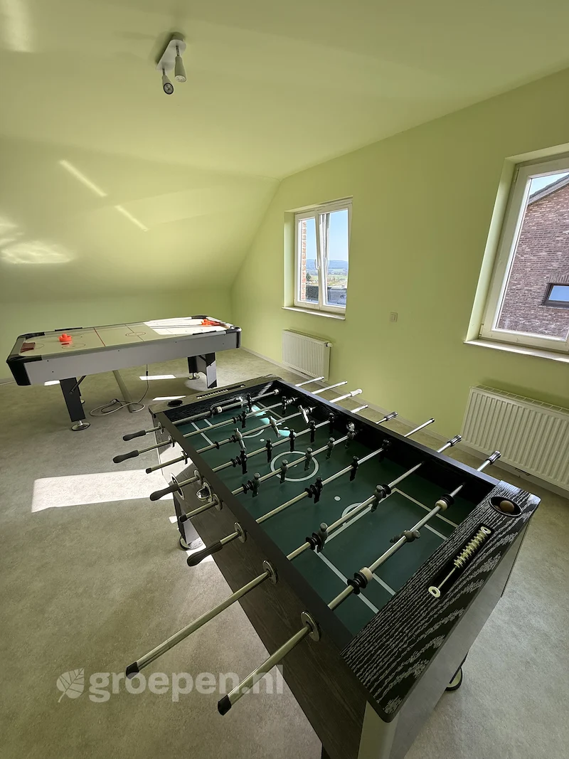 Groepsaccommodatie-Belgie-Somme-Leuze-12-personen-ARO-5584.jpg, voetbaltafel en airhockey