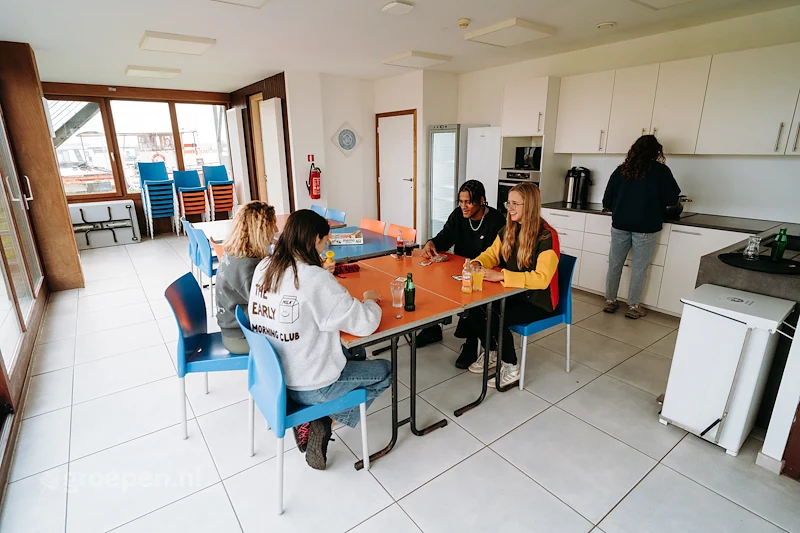 Groepsaccommodatie-Belgie-Nieuwpoort-20p-NWP-2340, eettafel in de keuken Groepsaccommodatie-Belgie-Nieuwpoort-20p-NWP-2340, eettafel in de keuken