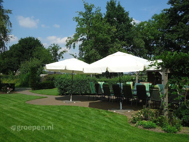 groepsaccommodatie-handel-hnl-583-052.jpg, tuin met veel gras en tuinset