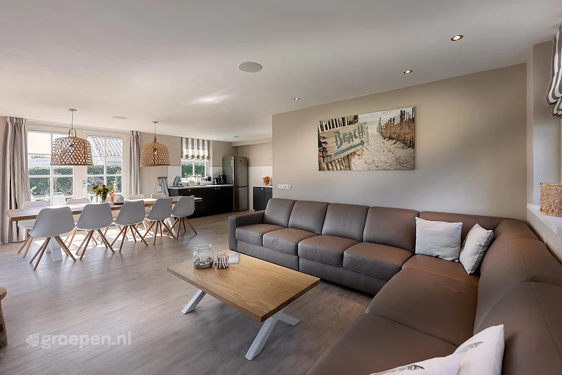 Groepsaccommodatie-Nederland- Noordwijk- 10-personen-NRD-8974.jpg, Hoekbank, salontafel
