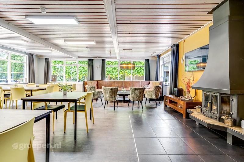 groepsaccommodatie-Nederland-Putten-52-personen-PUT-1408-011.jpg, tafels, openhaard groepsaccommodatie-Nederland-Putten-52-personen-PUT-1408-011.jpg, tafels, openhaard
