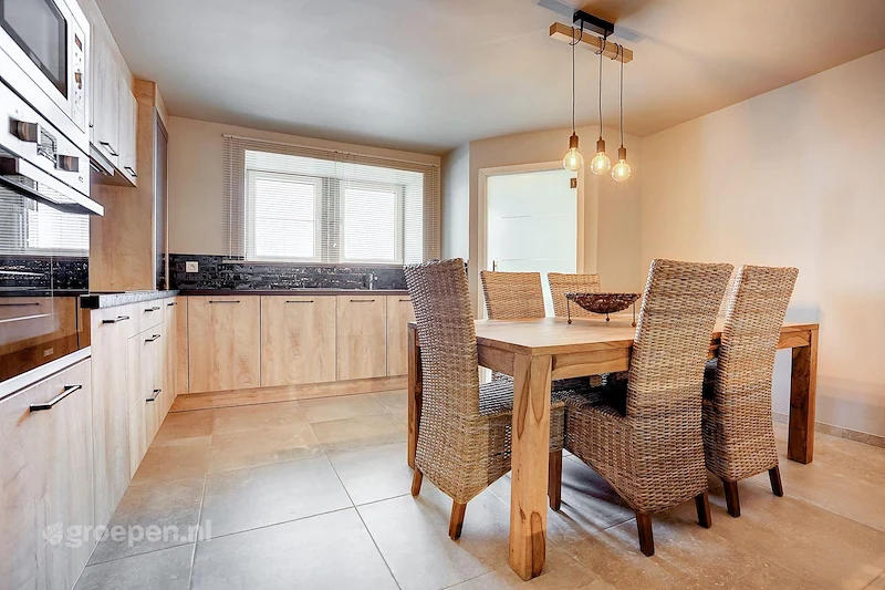 groepsaccommodatie-Belgie-Houffalize-32-personen-HOF-2015-5.jpg, tafel, stoelen