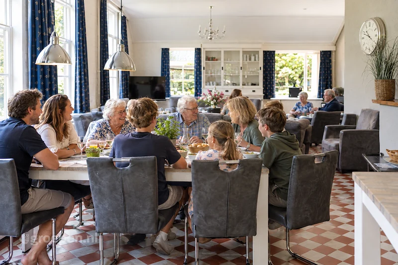 Gezellige familiediner vol warmte.png Gezellige familiediner vol warmte.png
