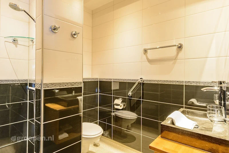 groepsaccommodatie-Baarlo-BAO-138220.jpg, badkamer met douche en wc