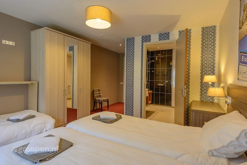 groepsaccommodatie-Baarlo-BAO-138227.jpg, slaapkamer met eenpersoonsbedden en badkamer ensuite