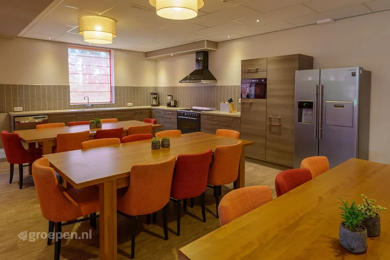 groepsaccommodatie-Baarlo-BAO-138236.jpg, eettafels en stoelen ind e keuken