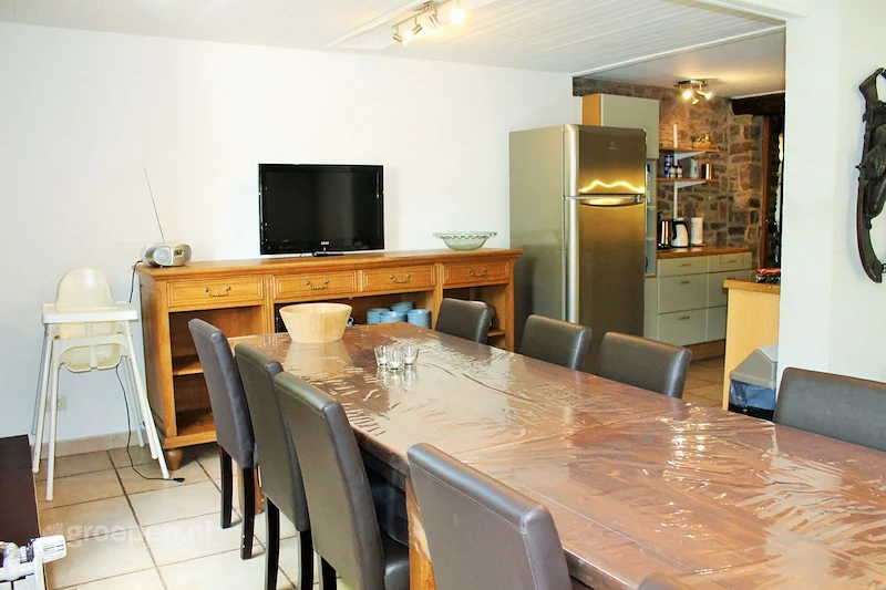 groepsaccommodatie-Belgie-Rendeux-13-personen-MAI-2360-18.jpg, tafel
